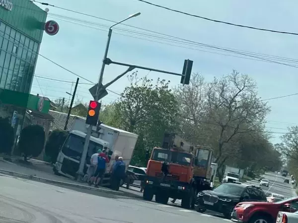 В Таганроге грузовик провалился под землю