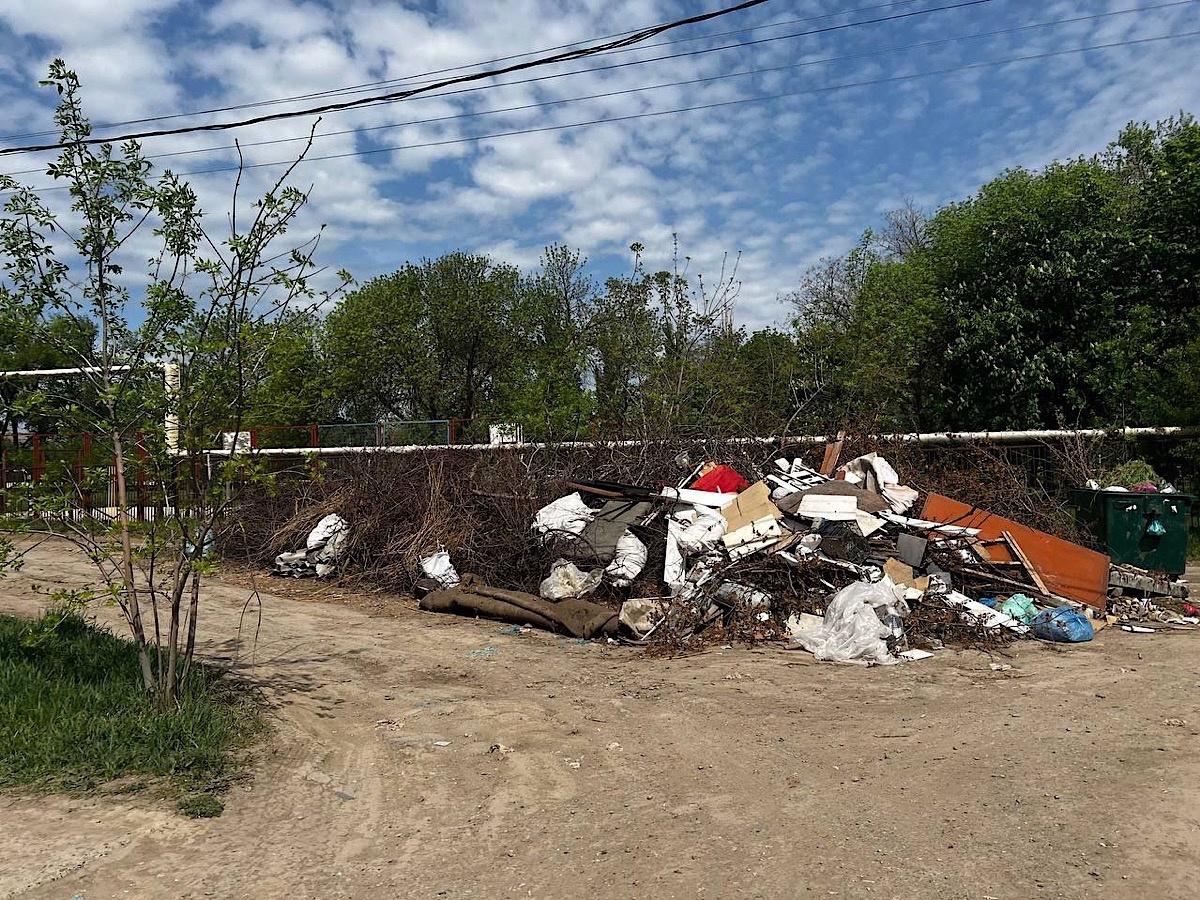 Жители Таганрога пожаловались на многочисленные свалки мусора