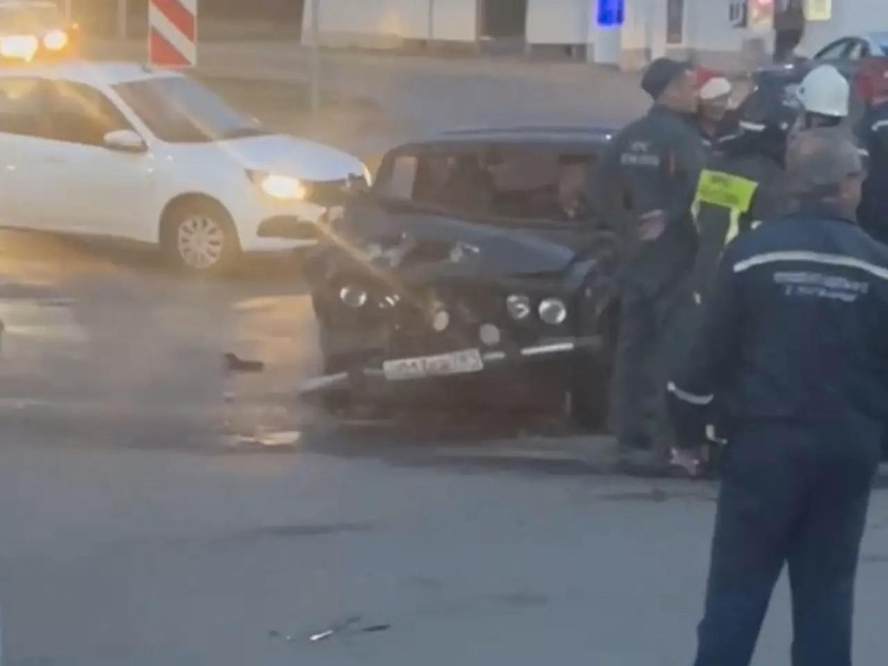 В Таганроге в ДТП с двумя легковушками пострадал один человек