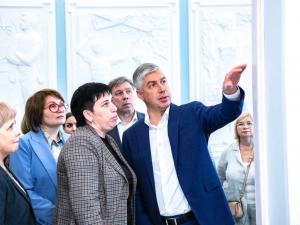 Открытую после капремонта школу №1 посетил Алексей Логвиненко