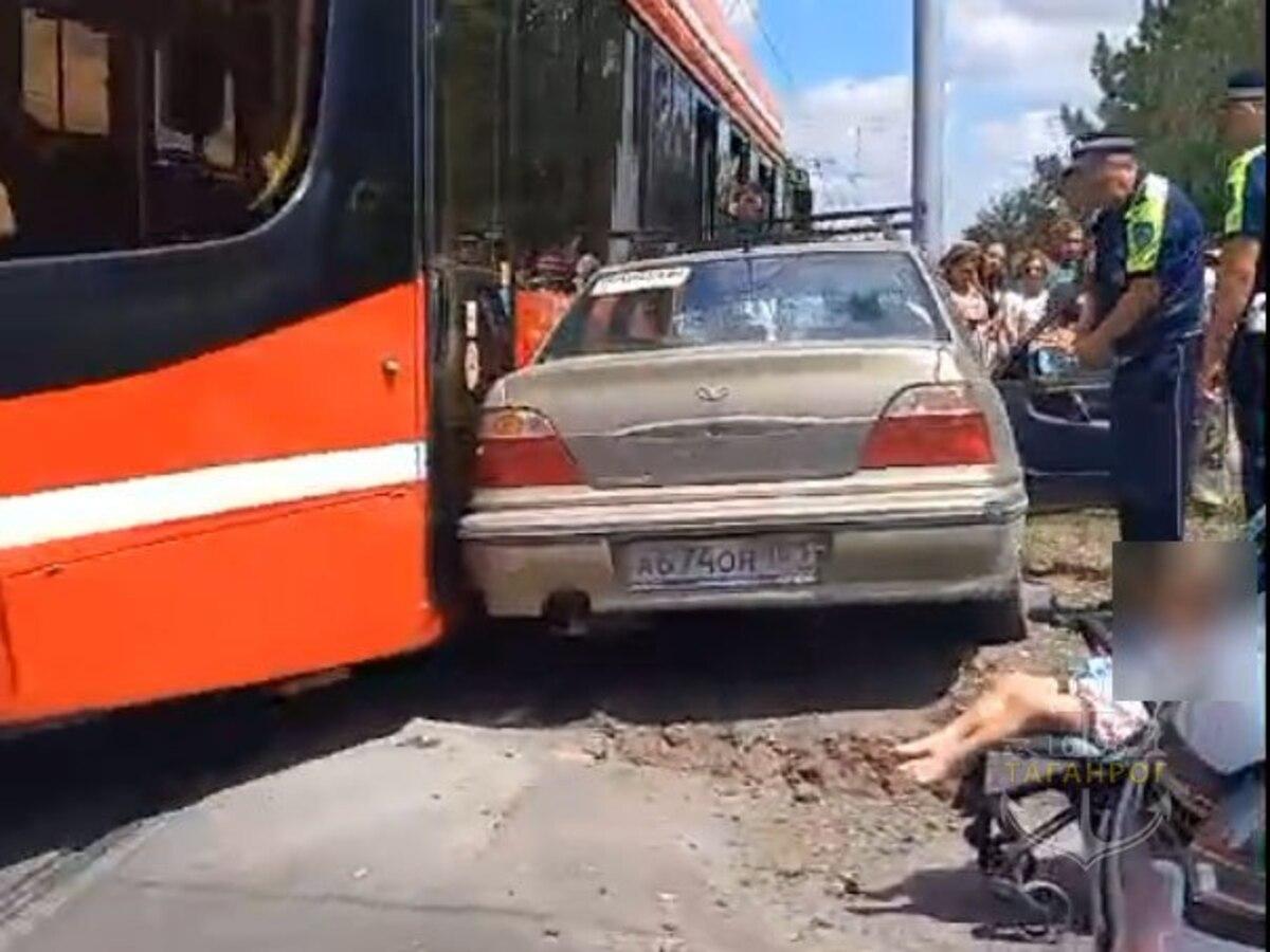 В центре Таганрога трамвай столкнулся с легковым автомобилем