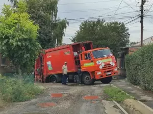 В Таганроге на улице Доменской мусоровоз провалился под землю
