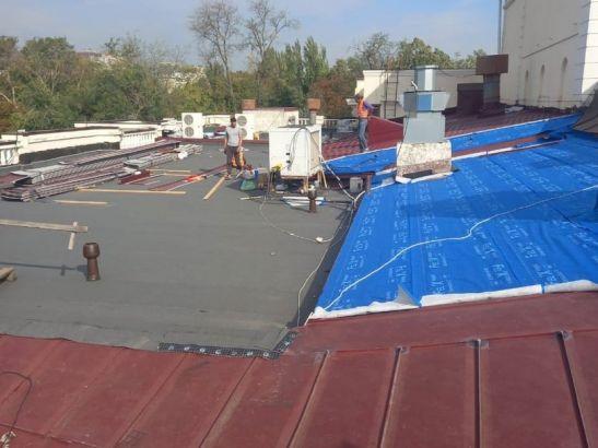 В Ростове капитально ремонтируют кровлю здания Молодежного театра