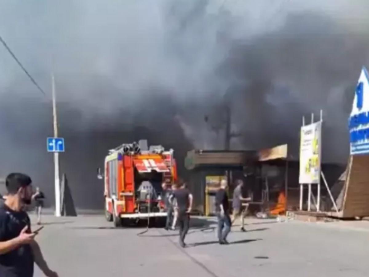 В Таганроге после падения беспилотника начался пожар на складе лесоматериалов