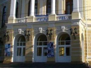 В Ростове капитально ремонтируют кровлю здания Молодежного театра