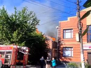 В Таганроге загорелось заброшенное здание