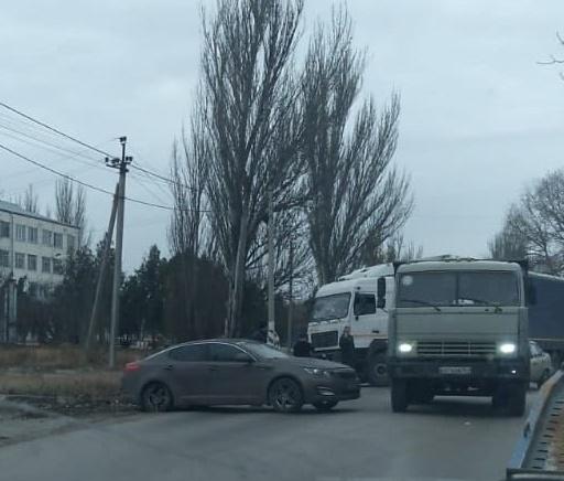 В Таганроге столкнулись иномарка и грузовик