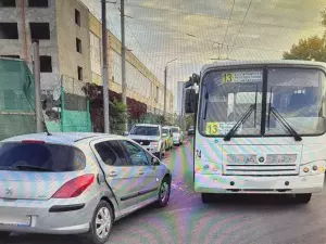В Таганроге легковушка столкнулась с автобусом