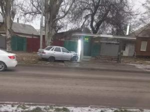 В Таганроге легковушка врезалась в остановку на Дзержинского