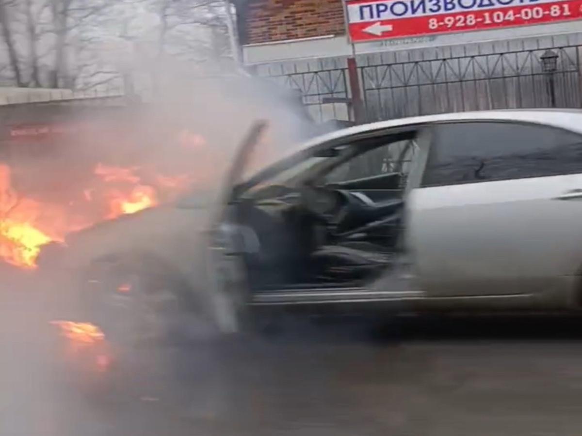 В Таганроге на Москатова загорелась легковушка