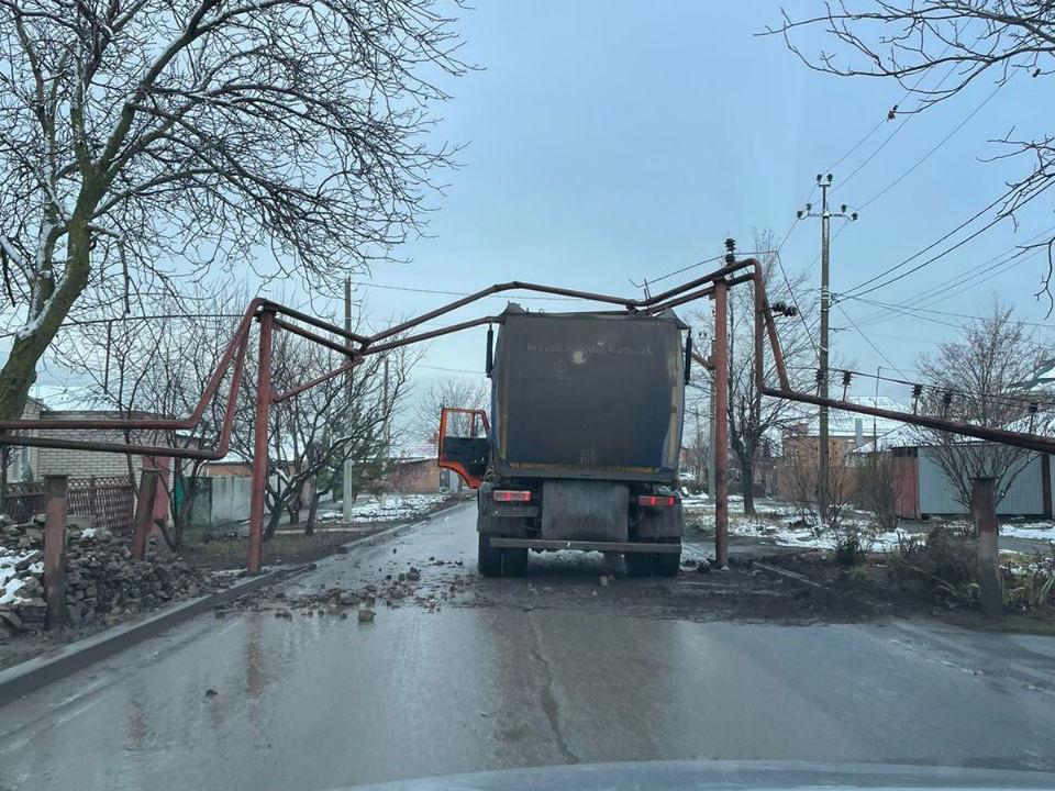 В Таганроге мусоровоз на полном ходу снес газопровод