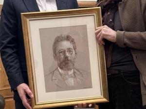 Никас Сафронов подарил портрет Чехова музею Таганрога