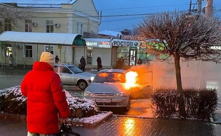 В Таганроге на полном ходу загорелся автомобиль