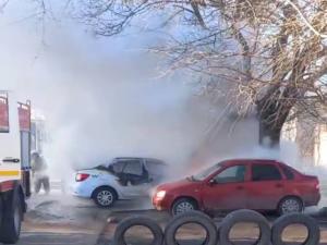 В Таганроге на улице Розы Люксембург дотла сгорел автомобиль «Рено Логан»
