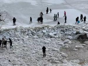 Жители приморского города показали кадры обмелевшего Таганрогского залива