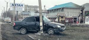 В Таганроге легковушка на полном ходу снесла столб ЛЭП
