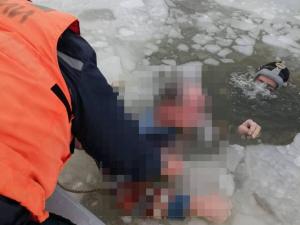 В Таганрогском заливе погиб 64-летний мужчина, провалившись под лед