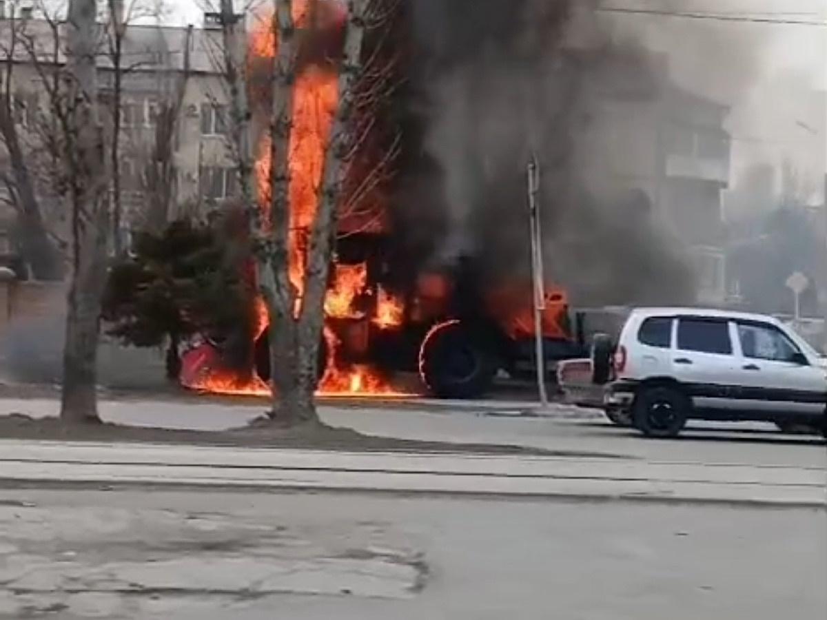 В Таганроге на ходу загорелся трактор на улице Толбухина