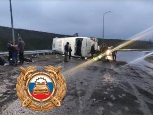 Автобус с 23 пассажирами перевернулся на трассе в Аксайском районе