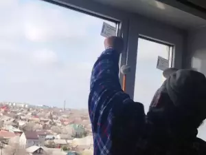 В Таганроге начали менять окна после атаки беспилотников