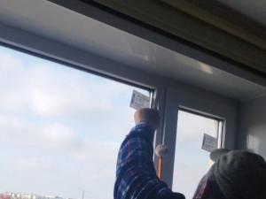 В Таганроге заменили 77 стеклопакетов из 196 поврежденных БПЛА