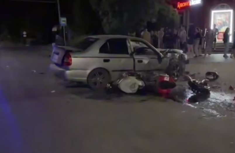 Пассажир погиб, водитель в больнице: В Таганроге произошло жуткое ДТП с мотоциклом