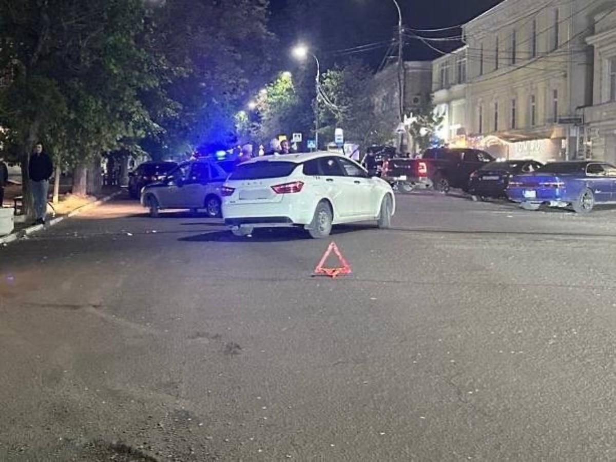 В Таганроге после ДТП авто столкнулось с бетонным мусорным баком