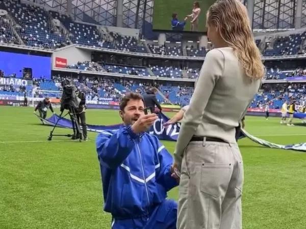 Уроженец Таганрога Павел Деревянко сделал предложение своей девушке на футбольном матче