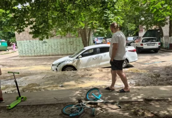 Машина такси провалилась в яму в Таганроге