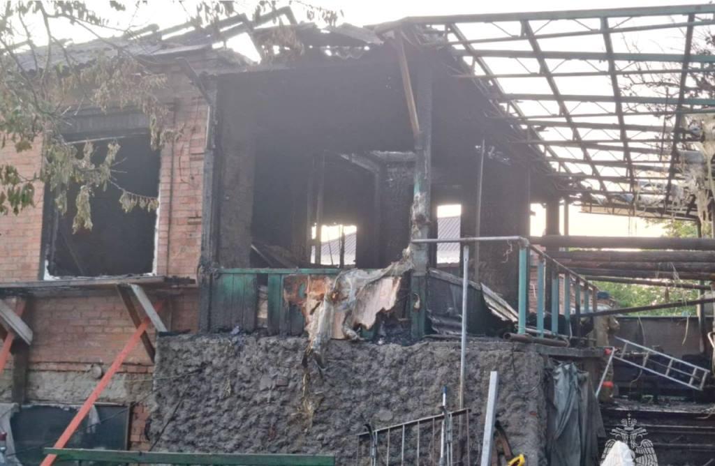 В селе под Таганрогом полдома сгорело из-за неисправной проводки
