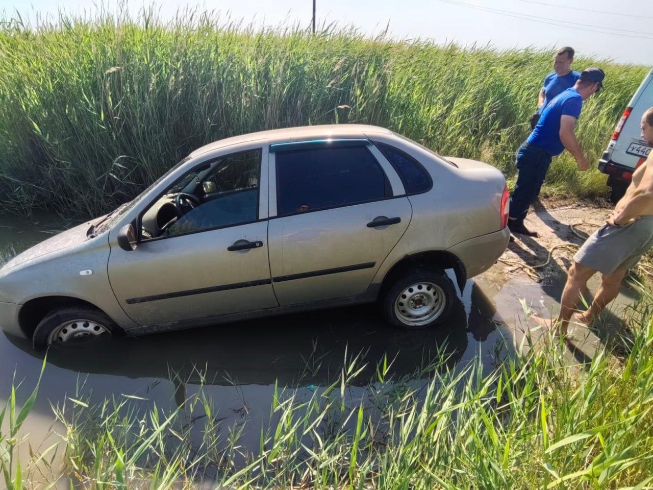 Под Таганрогом легковушка застряла в глубокой яме посреди поля