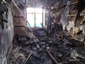 В селе под Таганрогом семья успела выбежать из горящего дома