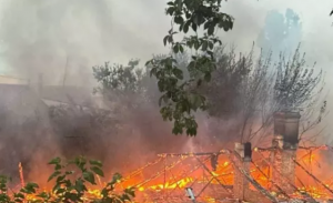 В Таганроге потушили крупный пожар в заброшенном здании