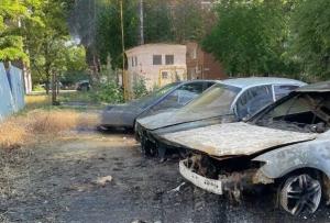 Три иномарки сгорели на парковке ранним утром в Таганроге