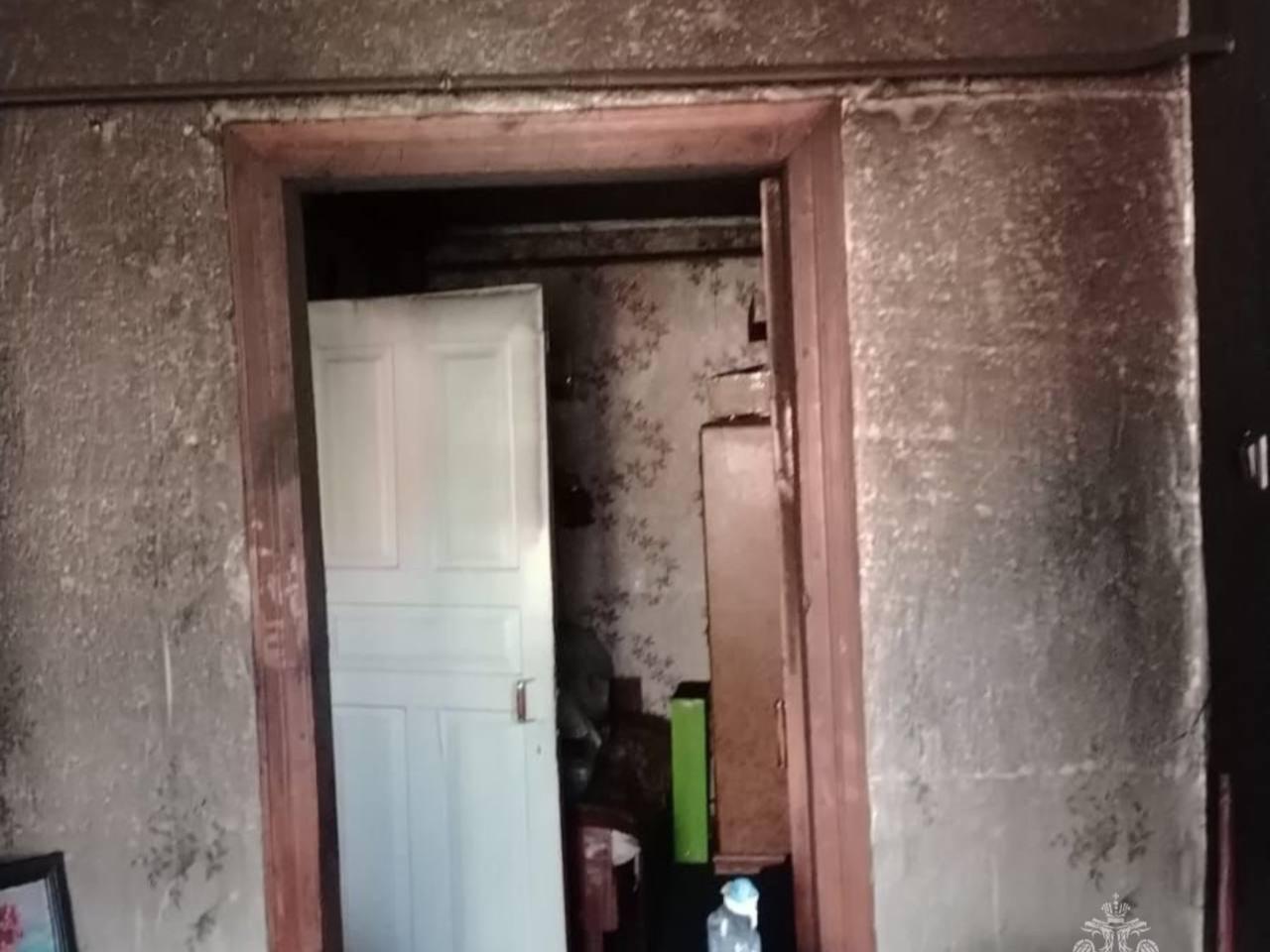 В селе под Таганрогом из горящего дома спасли супружескую пару
