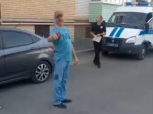 Пьяный мужчина устроил дебош на улице Таганрога
