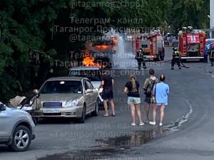В Таганроге на Клубной на ходу загорелась "Газель"