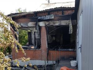 В селе под Таганрогом родители спасли детей из горящего дома, спустив их по простыням