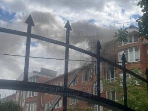 Крупный пожар в многоэтажке Таганрога тушат около 30 сотрудников МЧС
