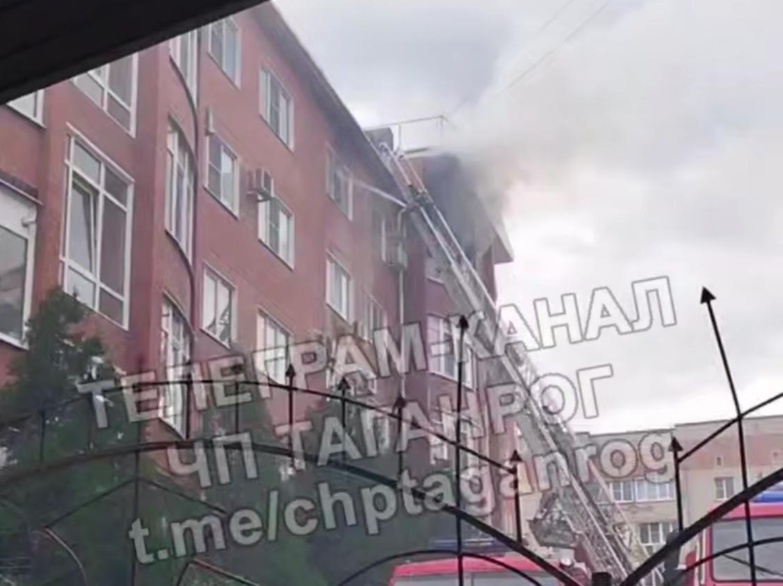 В Таганроге тушат пожар в квартире многоэтажки