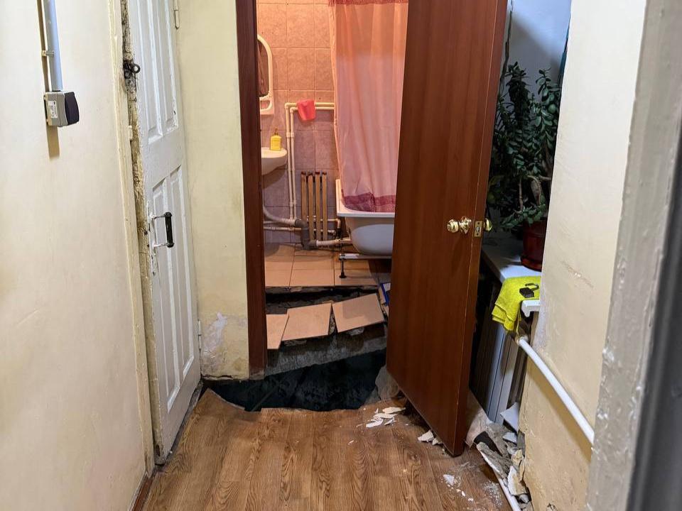 В Таганроге ввели режим ЧС из-за обрушения плиты перекрытия в многоквартирном доме на Октябрьской