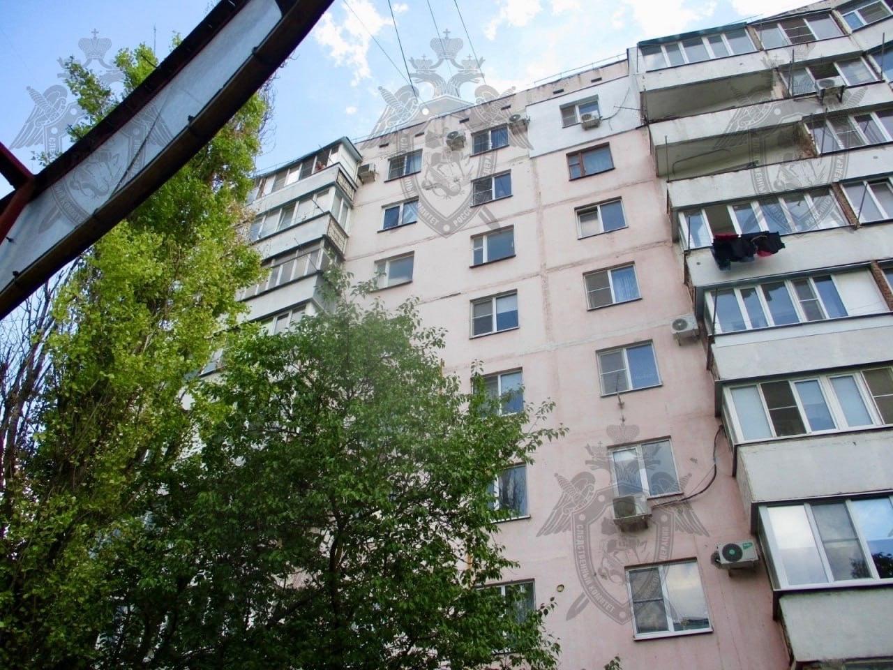В Таганроге пятилетний мальчик выпал из окна восьмого этажа и разбился насмерть