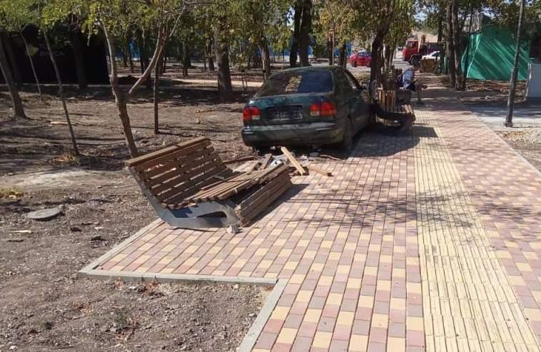 В Таганроге легковушка влетела в сквер и разнесла скамейку