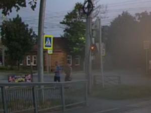 В Таганроге разыскивают хулигана, разбившего бутылкой остановку