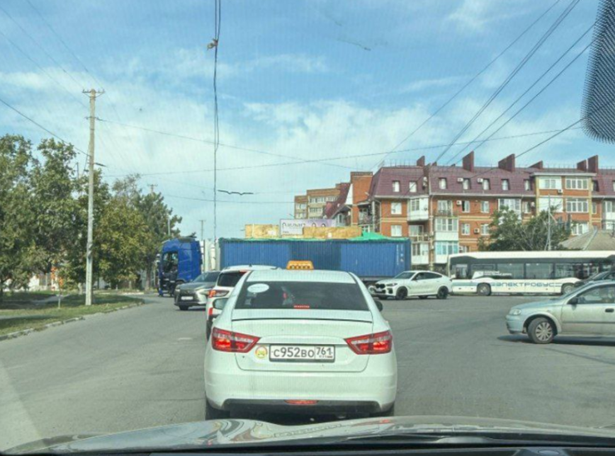 На улице маршала Жукова в Таганроге страшная пробка из-за аварии с фурой
