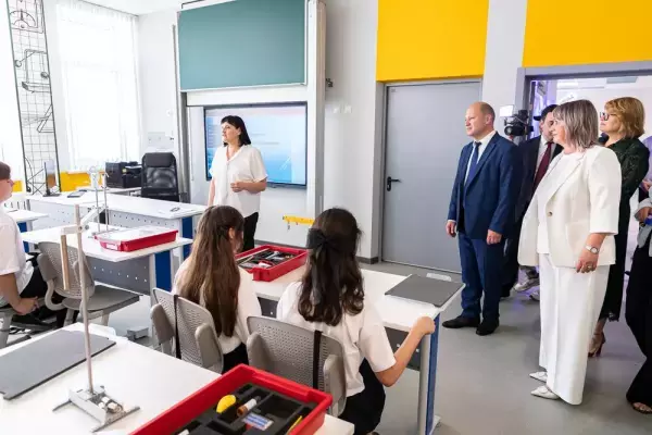 Глава Ростова провел открытый урок со старшеклассниками в новой школе №32 в Суворовском