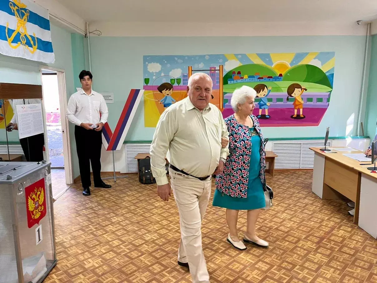 На выборы губернатора Дона кандидат от «Пенсионеров России» пришёл на избирательный участок с внуками