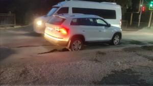 Жители Таганрога пожаловались на глубокие ямы на улице Ломоносова
