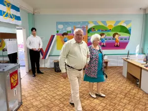 На выборы губернатора Дона кандидат от «Пенсионеров России» пришёл на избирательный участок с внуками