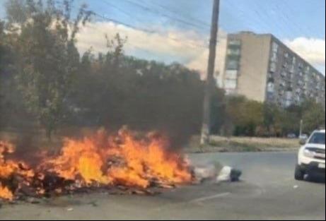 В Таганроге в грузовике во время движения загорелся мусор